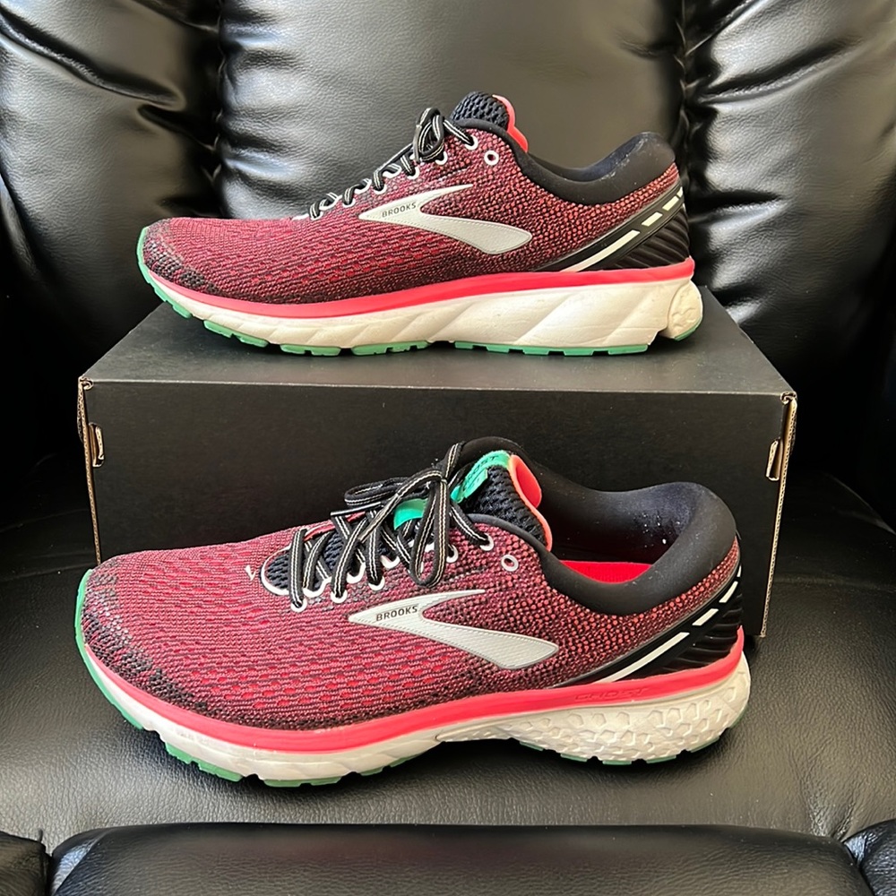 Women’s Brooks Ghost 11 Size 10.5(B) running training shoes sneakers. GUC